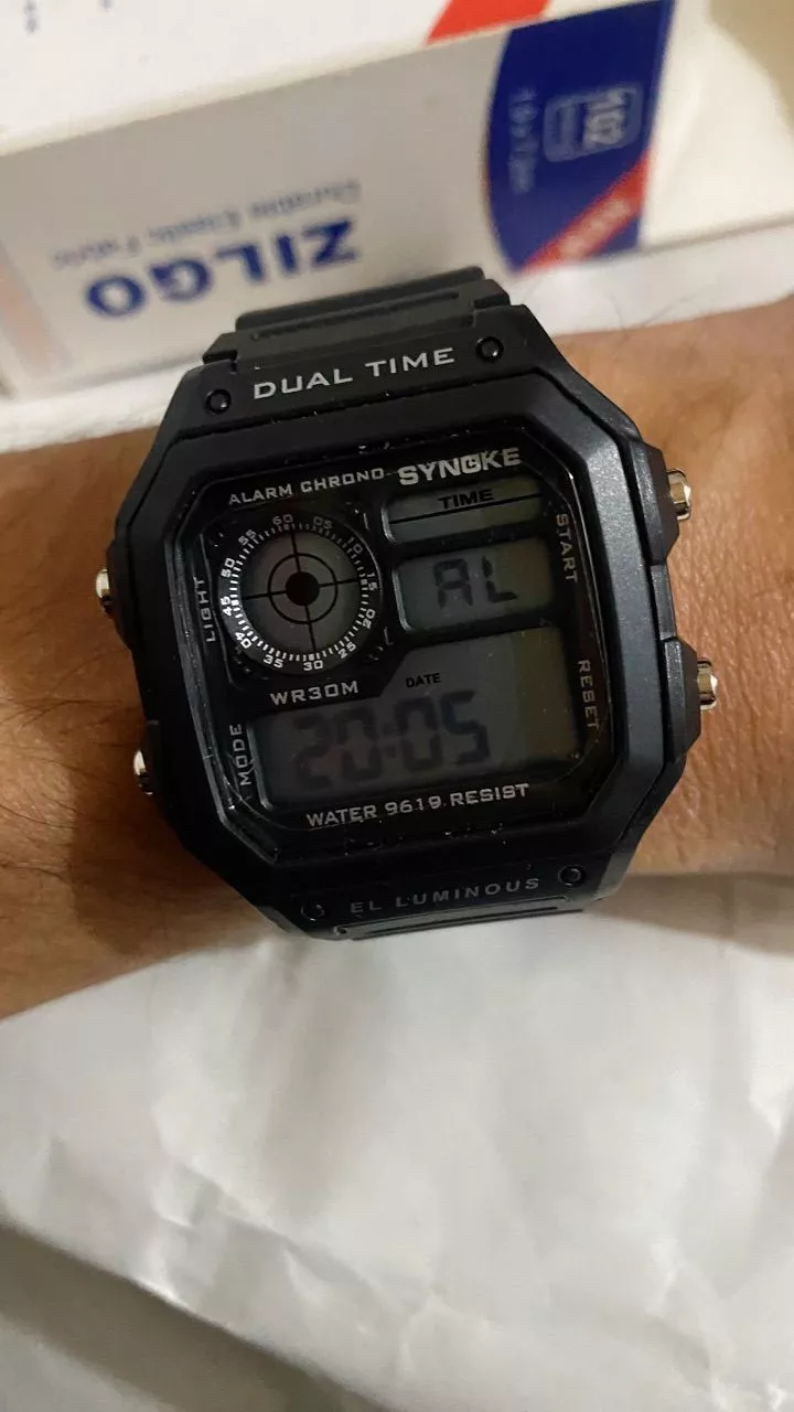 Customer wearing SYNOKE watch